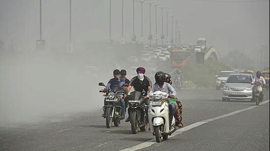 Four CAQM flying squads inspected 25 stretches covering 35 km of Delhi’s Ring Roads and flagged 17 violations involving road dust and C&D waste.