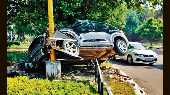 The Sector 7-19 roundabout where a car hit a pole in Chandigarh on Sunday. (Keshav Singh/HT)