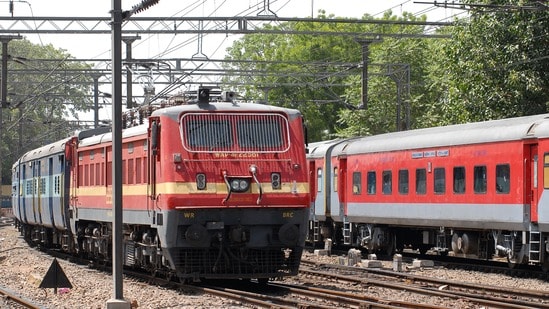 బెంగళూరుకు ప్రత్యేక రైళ్లు