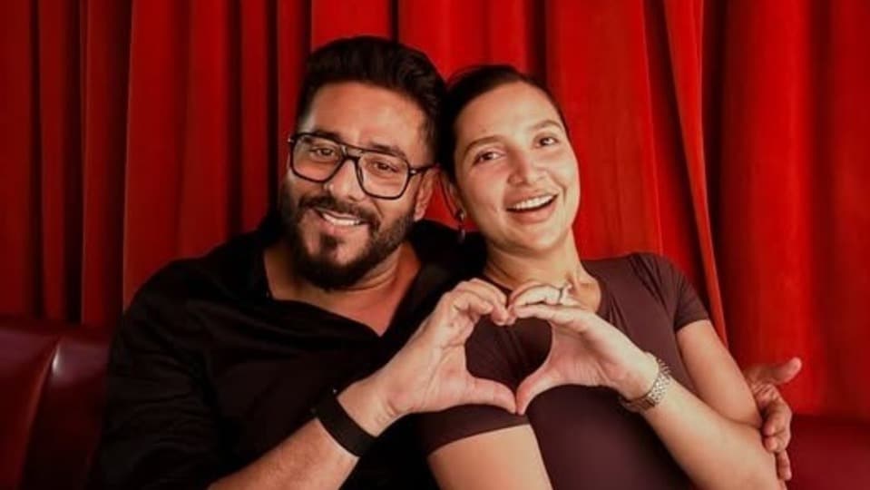 ‘দেশু ৭’ গানের সুরে সুর মিলিয়ে বউকে নিয়ে রোমান্স রাজের
