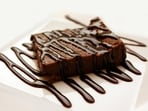 Why eat brownies made with refined flour when you can make these high-protein brownies at home in just 10 minutes?  