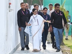 কর্মীদের বেতন থেকে বাড়ি ভাড়া, দলের দৈনন্দিন খরচ সবই আটকে যাচ্ছে বলে জানানো হয়েছে।