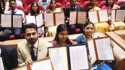 রাজ্য সরকার আরও প্রায় ১৫,০০০ পদে নিয়োগের ছাড়পত্র দিল। (ছবিটি প্রতীকী, সৌজন্যে সন্তোষ কুমার/হিন্দুস্তান টাইমস)