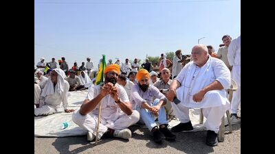 A group of farmers blocking a national highway outside Assandh grain market in Karnal on Monday. (HT Photo) A group of farmers blocking a national highway outside Assandh grain market in Karnal on Monday. (HT Photo)