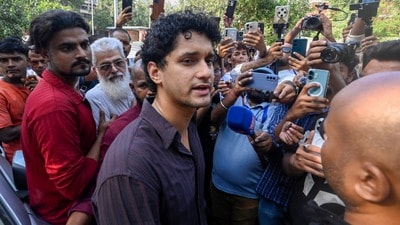 প্রধান বিচারপতি সূর্যকান্ত এবং বিচারপতি জয়মালা বাগচীর নাম করে শীর্ষ আদালতের কাজকর্ম নিয়ে একের পর এক প্রশ্ন তুললেন সিজেপির পদাধিকারী সৌরভ দাস। (Hindustan Times) প্রধান বিচারপতি সূর্যকান্ত এবং বিচারপতি জয়মালা বাগচীর নাম করে শীর্ষ আদালতের কাজকর্ম নিয়ে একের পর এক প্রশ্ন তুললেন সিজেপির পদাধিকারী সৌরভ দাস। (Hindustan Times)