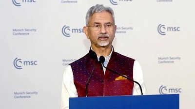 রাশিয়ার সঙ্গে ভারতের সম্পর্ক নিয়ে নিজের বক্তব্যে জয়শঙ্কর বলেন, দেশের নিরাপত্তা এবং ভৌগোলিক অখণ্ডতা যখন বড় চ্যালেঞ্জের মুখে ছিল, তখন সোভিয়েত ইউনিয়ন এবং পরে রাশিয়া ভারতের পাশে দাঁড়িয়েছিল। (HT_PRINT) রাশিয়ার সঙ্গে ভারতের সম্পর্ক নিয়ে নিজের বক্তব্যে জয়শঙ্কর বলেন, দেশের নিরাপত্তা এবং ভৌগোলিক অখণ্ডতা যখন বড় চ্যালেঞ্জের মুখে ছিল, তখন সোভিয়েত ইউনিয়ন এবং পরে রাশিয়া ভারতের পাশে দাঁড়িয়েছিল। (HT_PRINT)