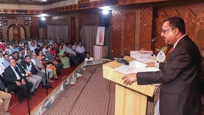 নালসারের পড়ুয়াদের ভূয়সী প্রশংসা সুপ্রিম কোর্টের বিচারপতি উজ্জ্বল ভুইয়াঁর (PTI) নালসারের পড়ুয়াদের ভূয়সী প্রশংসা সুপ্রিম কোর্টের বিচারপতি উজ্জ্বল ভুইয়াঁর (PTI)