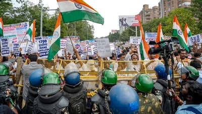 The aspirants, who had cleared the examinations, began their march from Gandhi Maidan towards the chief minister's residence. (PTI) The aspirants, who had cleared the examinations, began their march from Gandhi Maidan towards the chief minister's residence. (PTI)