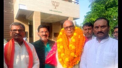 Senior advocate Radhakant Ojha with well-wishers in Prayagraj on Monday. (HT Photo) Senior advocate Radhakant Ojha with well-wishers in Prayagraj on Monday. (HT Photo)