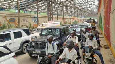Sohna Road also witnessed congestion earlier in the day after multiple vehicles collided near the Dakshin Haryana Bijli Vitran Nigam office in Badshahpur around 9am. (HT Photo)