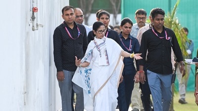 কর্মীদের বেতন থেকে বাড়ি ভাড়া, দলের দৈনন্দিন খরচ সবই আটকে যাচ্ছে বলে জানানো হয়েছে। (RAJ K RAJ /HT PHOTO) কর্মীদের বেতন থেকে বাড়ি ভাড়া, দলের দৈনন্দিন খরচ সবই আটকে যাচ্ছে বলে জানানো হয়েছে। (RAJ K RAJ /HT PHOTO)
