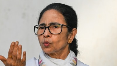 গত কয়েকদিন ধরেই মমতার পায়ের চোট নিয়ে নতুন করে রাজনৈতিক চাপানউতোর শুরু হয়েছে। (RAJ K RAJ /HT PHOTO) গত কয়েকদিন ধরেই মমতার পায়ের চোট নিয়ে নতুন করে রাজনৈতিক চাপানউতোর শুরু হয়েছে। (RAJ K RAJ /HT PHOTO)