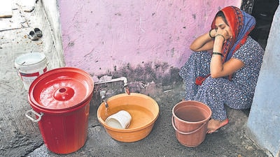 Thane, India - April 24, 2026: Residents are collecting water from a tap as the Thane Municipal Corporation has appealed to citizens to conserve water in view of the rapidly declining water levels in the reserves due to rising temperatures in Thane, in Mumbai, India, on Friday, April 24, 2026. (Photo by Praful Gangurde / Hindustan Times). (Praful Gangurde) Thane, India - April 24, 2026: Residents are collecting water from a tap as the Thane Municipal Corporation has appealed to citizens to conserve water in view of the rapidly declining water levels in the reserves due to rising temperatures in Thane, in Mumbai, India, on Friday, April 24, 2026. (Photo by Praful Gangurde / Hindustan Times). (Praful Gangurde)
