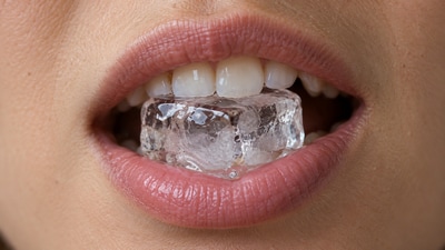 Do you also chew ice cubes? It is a sign of an underlying deficiency! (Picture credit: AI generated) Do you also chew ice cubes? It is a sign of an underlying deficiency! (Picture credit: AI generated)
