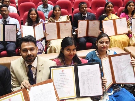 রাজ্য সরকার আরও প্রায় ১৫,০০০ পদে নিয়োগের ছাড়পত্র দিল। (ছবিটি প্রতীকী, সৌজন্যে সন্তোষ কুমার/হিন্দুস্তান টাইমস)