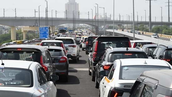 Many commuters took to social media to lament about the traffic gridlock and draw attention to the traffic police and the government towards the problems they faced. 