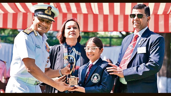 Chief of the Naval Staff Admiral Krishna Swaminathan honouring a student at Lawrence School, Sanawar. (HT Photo)