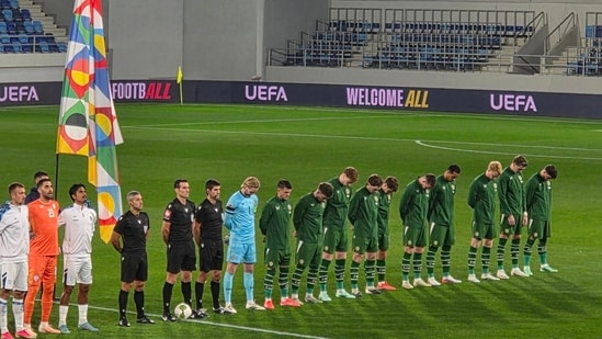 The Irish team bowed their heads during the Israeli national anthem. (X images)
