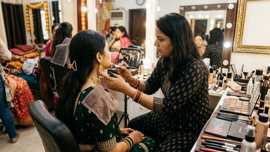 The MUA said her total earnings for the week came to <span class='webrupee'>₹</span>4.5 lakh.
