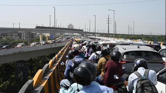 An aerial survey conducted on October 1 had identified an abrupt merger near Sundial where multiple traffic streams converge towards the existing Barapullah flyover. (Sonu Mehta/Hindustan Times)