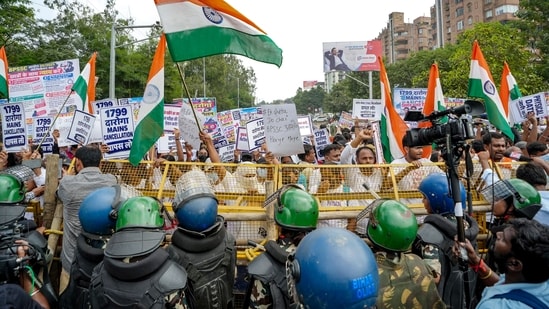 The aspirants, who had cleared the examinations, began their march from Gandhi Maidan towards the chief minister's residence.