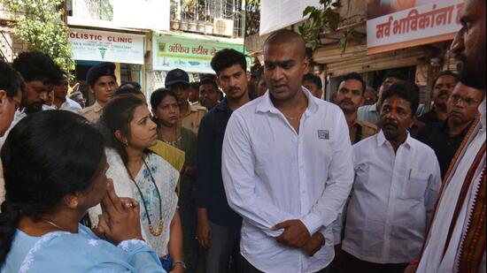 Pradeep Purnekar’s son Ram Purnekar (in white shirt) has alleged in a supplementary FIR that former mayor Meenakshi Shinde and her husband Rajendra Shinde were directly involved in his father’s murder. (Praful Gangurde/HT Photo)