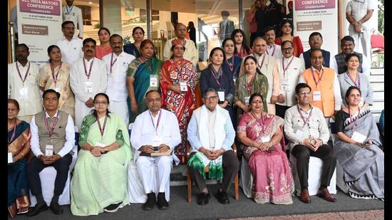 Punjab governor and UT administrator Gulab Chand Kataria with mayors from across the country in Chandigarh on Monday. (Keshav Singh/HT)