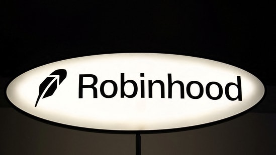 CH Robinson stock falls after $5.8 billion RXO acquisition deal 
 (REUTERS/David 'Dee' Delgado/File Photo)