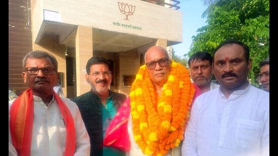 Senior advocate Radhakant Ojha with well-wishers in Prayagraj on Monday. (HT Photo)