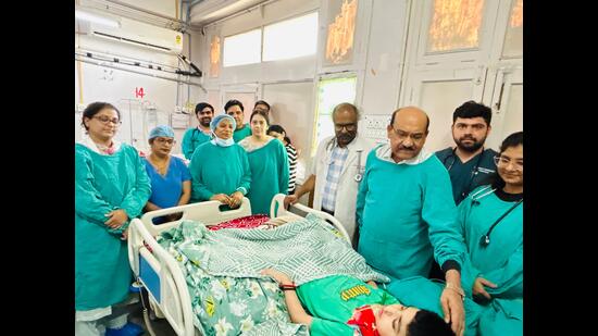 The child’s discharge turned into an emotional moment for the entire PICU staff as his father thanked the doctors and staff and distributed sweets and cut a cake to express his gratitude. (HT Photo)