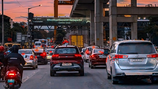 Bengaluru traffic turns daily office commute into a long journey. (Canva)