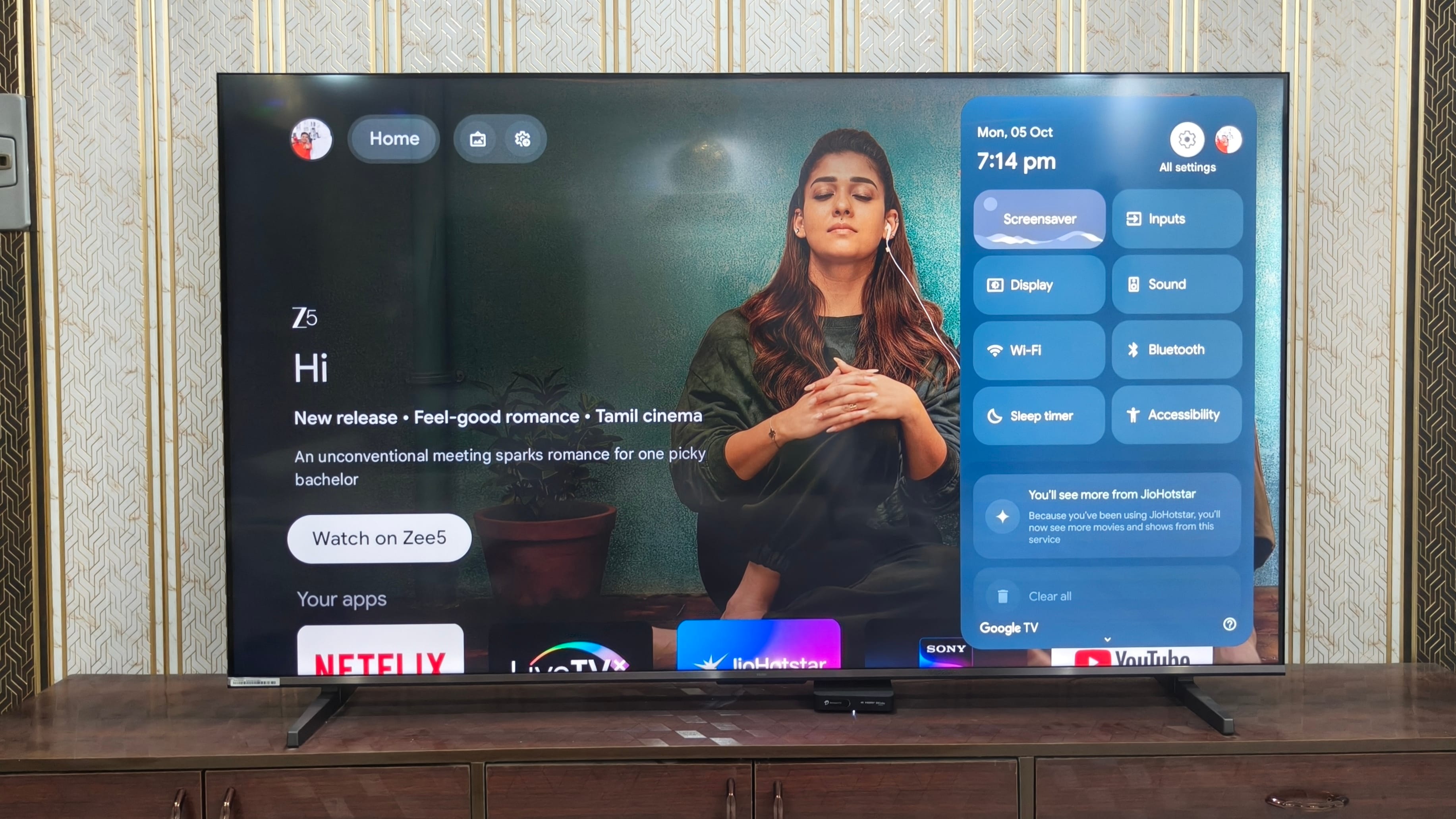 The software experience is largely smooth, with useful features offsetting occasional stutters and lengthy boot times. (Shubh Bhushan - Hindustan Times) The software experience is largely smooth, with useful features offsetting occasional stutters and lengthy boot times. (Shubh Bhushan - Hindustan Times)