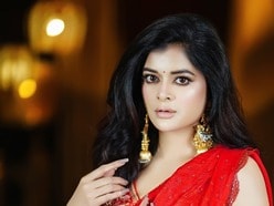 ভিড়ে মিশে যাওয়ার সহজ ট্রিক শেখালেন মধুমিতা