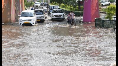 Flooding continued to affect residential pockets in Gomti Nagar Extension, particularly Sector 7 and River Enclave near the Signature building. (Deepak Gupta/HT) Flooding continued to affect residential pockets in Gomti Nagar Extension, particularly Sector 7 and River Enclave near the Signature building. (Deepak Gupta/HT)