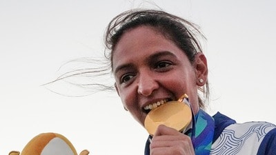 <p>2012లో ఆసియా కప్​లో పాకిస్థాన్​తో టీ20 మ్యాచ్​లో హర్మన్​ప్రీత్ తొలిసారి సారథ్యం బాధ్యతలు చేపట్టారు. 2016లో ఫుల్​ టైమ్ కెప్టెన్​గా మారారు. మిథాలి రాజ్ రిటైర్మెంట్​ అనంతరం 2022లో వన్డే కెప్టెన్సీ బాధ్యతలు సైతం స్వీకరించారు. హర్మన్​ప్రీత్ కౌర్ తప్పుకోవడంతో ఇప్పుడు మహిళల టీమ్​కు ఎవరు కెప్టెన్​ అవుతారన్న అంశం హాట్​టాపిక్​గా మారింది.</p> 