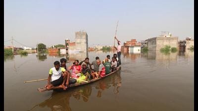 Locals travel along a flooded road in the Daudnagar area of Faizullaganj following a rise in the Gomti River's water level in Lucknow,on Monday (Deepak Gupta/HT) Locals travel along a flooded road in the Daudnagar area of Faizullaganj following a rise in the Gomti River's water level in Lucknow,on Monday (Deepak Gupta/HT)