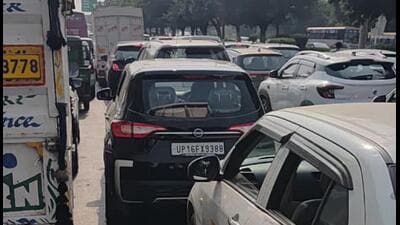 Several commuters took to social media to complain about the prolonged traffic snarls and tagged the Noida Traffic Police to allege poor traffic management and inadequate communication regarding the VIP movement. (HT Photo) Several commuters took to social media to complain about the prolonged traffic snarls and tagged the Noida Traffic Police to allege poor traffic management and inadequate communication regarding the VIP movement. (HT Photo)