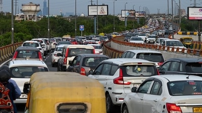 An eight-km journey from Safdarjung Hospital to Sarai Kale Khan took more than an hour on Thursday evening amid widespread congestion. (Arvind Yadav/HT Photo) An eight-km journey from Safdarjung Hospital to Sarai Kale Khan took more than an hour on Thursday evening amid widespread congestion. (Arvind Yadav/HT Photo)