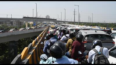 Traffic jam on Delhi’s newly-opened Barapullah Phase-III flyover on Monday. (HT PHOTO)
