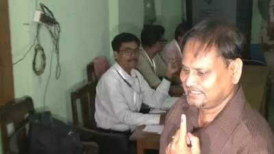 সকাল সকাল ভোট দিলেন আজুপ নেতা তথা নওদার বিধায়ক হুমায়ুন কবীর। সকাল সকাল ভোট দিলেন আজুপ নেতা তথা নওদার বিধায়ক হুমায়ুন কবীর।