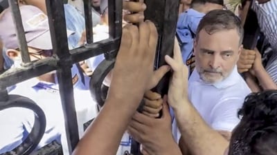 Rahul caught many opposition MPs, including some from his own party, when he entered Akashwani Bhawan. Rahul caught many opposition MPs, including some from his own party, when he entered Akashwani Bhawan.