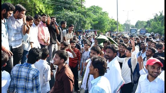 AU students protesting in Prayagraj on Tuesday (HT Photo)