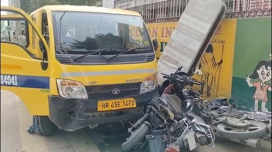 Doctor on duty Prashant Rana said that nine students and a driver were injured in the accident and are in stable condition. (HT Photo)