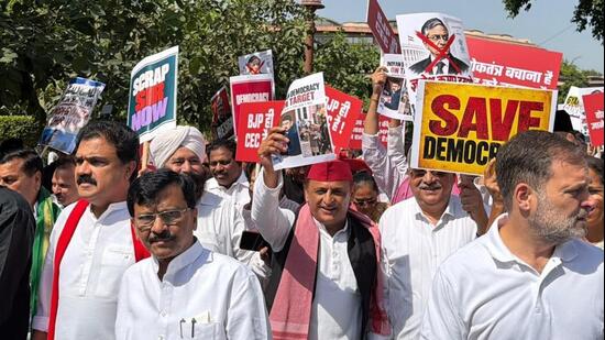 SP chief Akhilesh Yadav with Congress leader Rahul Gandhi and others in New Delhi during a protest march. (Sourced)