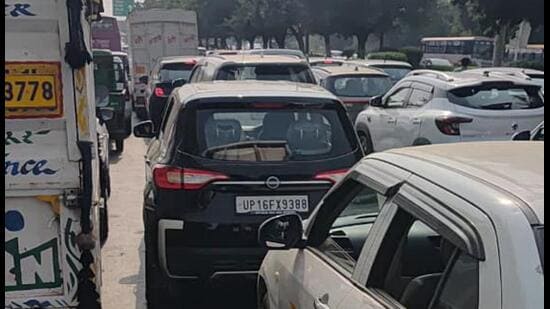 Several commuters took to social media to complain about the prolonged traffic snarls and tagged the Noida Traffic Police to allege poor traffic management and inadequate communication regarding the VIP movement. (HT Photo)