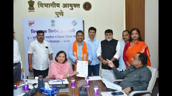 Shiv Sena leader Mangesh Chivate filed his nomination for the Teachers constituency. (HT)