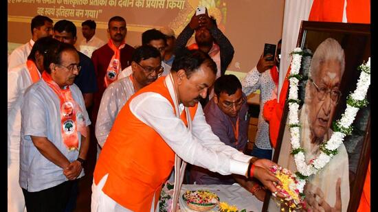 Uttar Pradesh deputy CM Keshav Prasad Maurya paying tribute to VHP leader the late Ashok Singhal in Prayagraj on Oct 6. (HT photo)