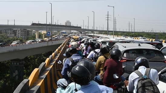 Traffic jam on Delhi’s newly-opened Barapullah Phase-III flyover on Monday. (HT PHOTO)