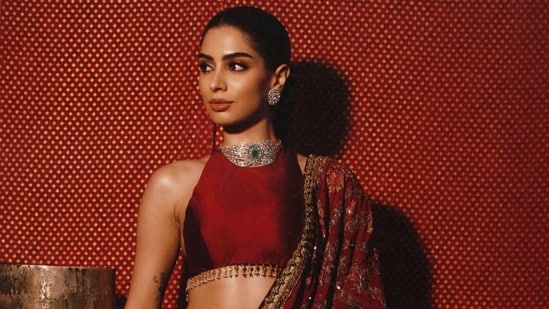 Take cue from Khushi Kapoor who paired a simple halter blouse that kept a heavy saree looking neat and modern (Photo: Instagram)
