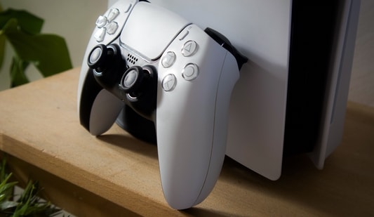 QSSR adapts PSSR’s AI upscaling for standard PS5 hardware without requiring the Pro’s power.
